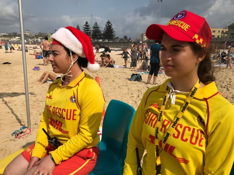 Guardavidas australianos vigilan las playas en el d&iacute;a de Navidad, en Sydney (REUTERS Jill Gralow)