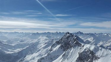 Dos adolescentes fueron abandonados por sus padres en los Alpes y rescatados con hipotermia grave