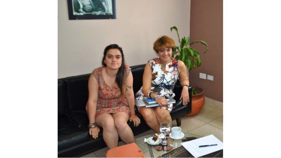 Graciela Fernández (derecha)