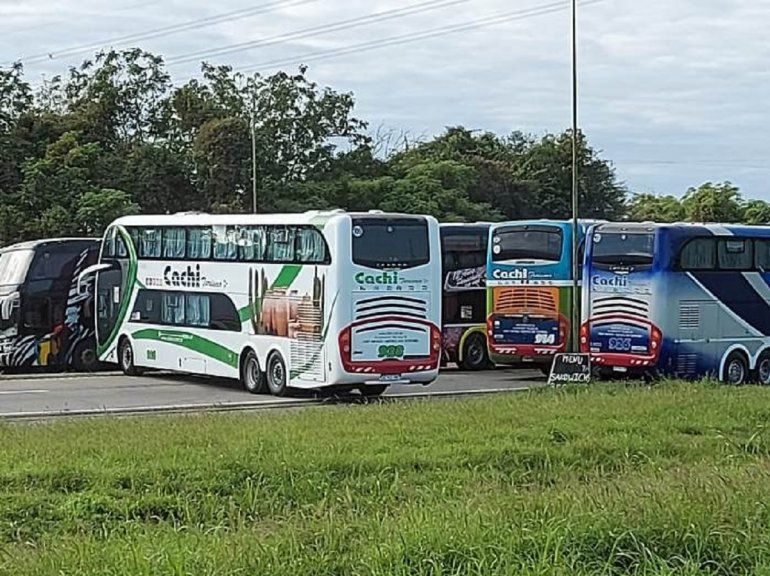 Colectivos bloquean la rotonda en Güemes.