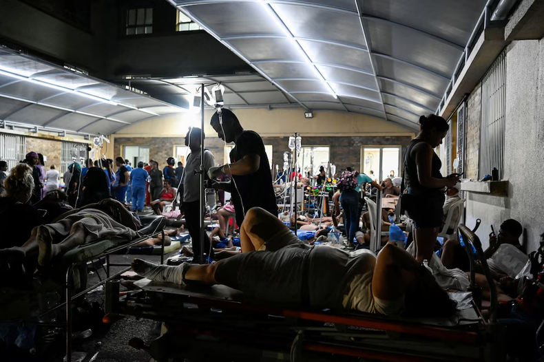 Plazas, parques y calles se llenan de familias que buscan refugio tras los terremotos en Venezuela (REUTERS/Maxwell Briceno)