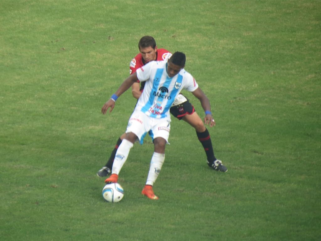 Lucas Peralta disputando el balón