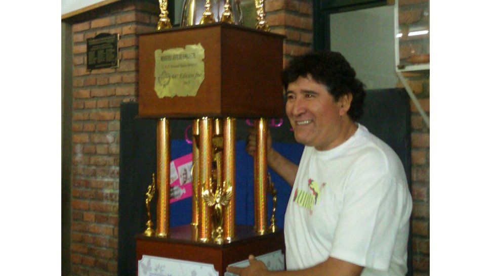 El "Dire" Hugo Flores junto al premio