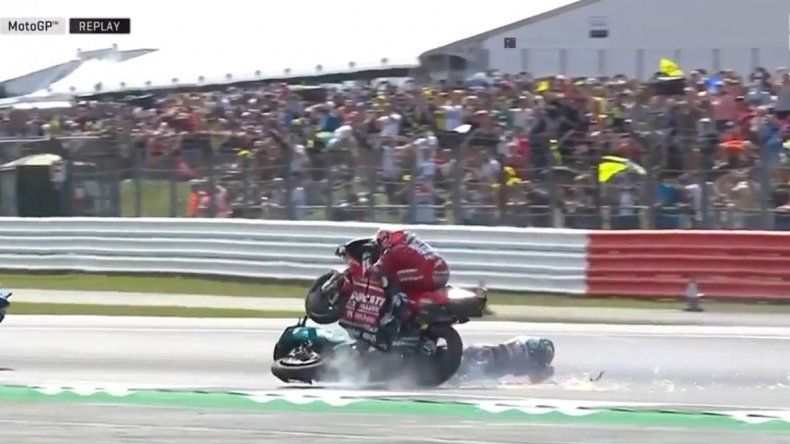 Tremendo accidente en la carrera de Moto GP en Gran Bretaña