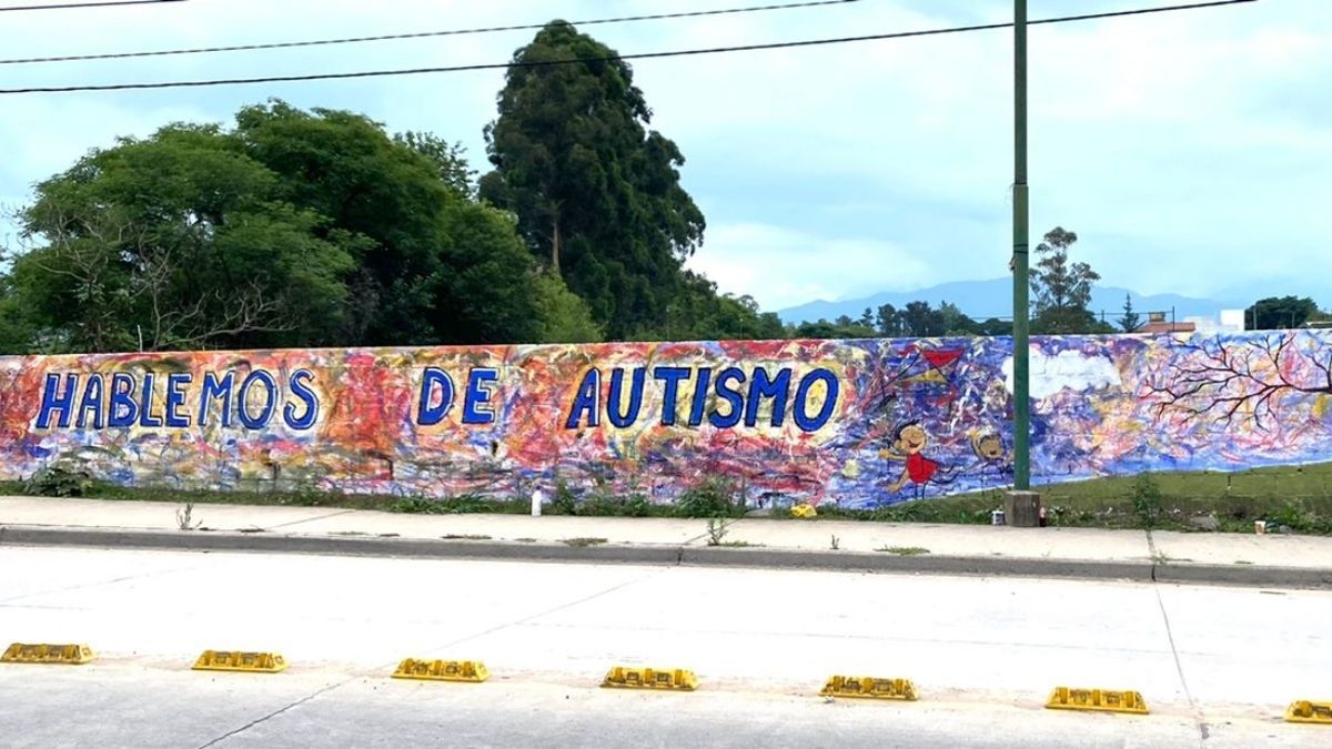 El paredón del puente Belgrano invita a concientizar sobre el autismo.