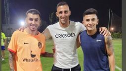 Hernan Pellerano junto a Ángel Correa y Thiago Almada.
