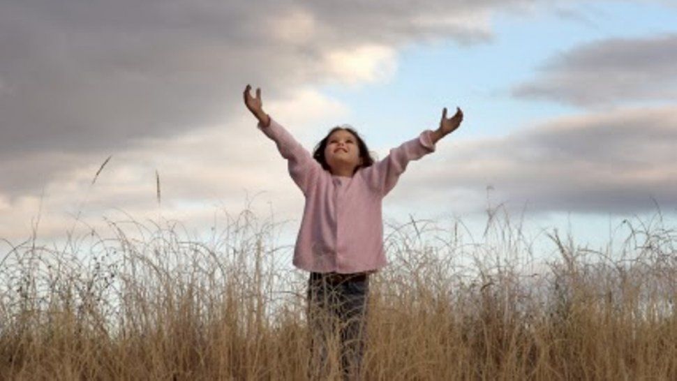 Niña enternece al mundo con los mensajes de texto que le manda a su abuelo fallecido