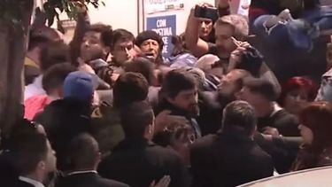 El caos entre manifestantes y custodios de Cristina Kirchner. /Captura de TV
