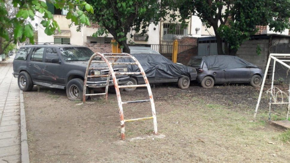 insolito: una familia construyo parte de su casa en una plaza