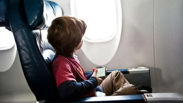 Niños volando en vacaciones&nbsp;