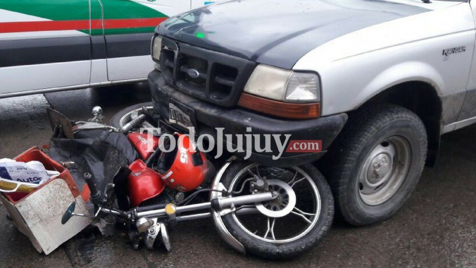 Fuerte choque entre una camioneta y una moto: un hombre resultó herido