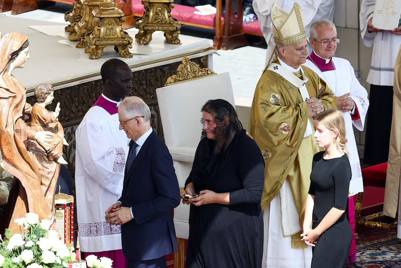 Antonia Salzano, madre de Carlo Acutis, camina mientras el papa León XIV oficia una misa solemne para la canonización del joven italiano nacido en Gran Bretaña que se convirtió en el primer milenial en ser nombrado santo católico, y Pier Giorgio Frassati, en la plaza de San Pedro del Vaticano (REUTERS/Guglielmo Mangiapane)
