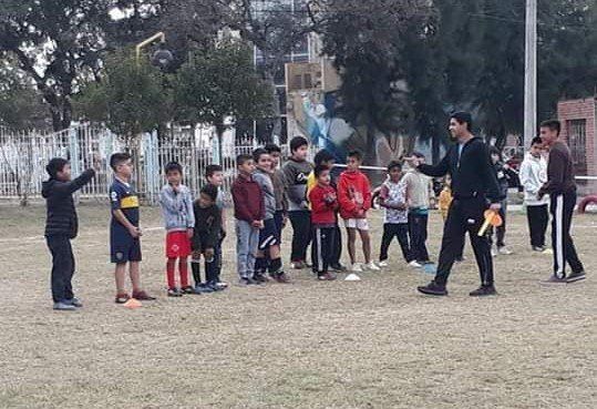 Junto a Chori Romay, jugador de Zapla, les enseñan fútbol y valores a los niños.