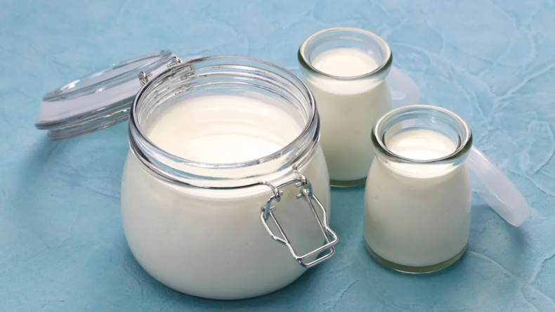 Con sólo 2 ingredientes puedes preparar tu propio Yogurt Natural Casero de forma fácil ¿No es increíble? Y sólo necesitas ingredientes básicos.