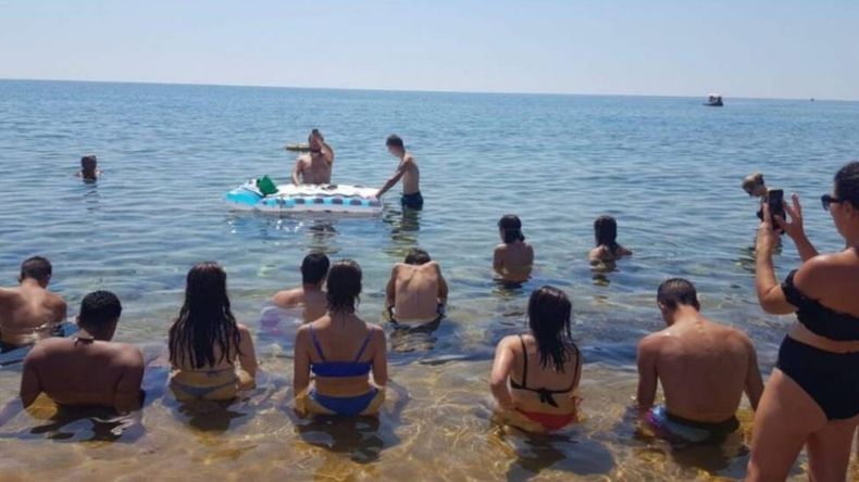 Un cura dio misa en el mar usando un colchón inflable como altar.&nbsp;