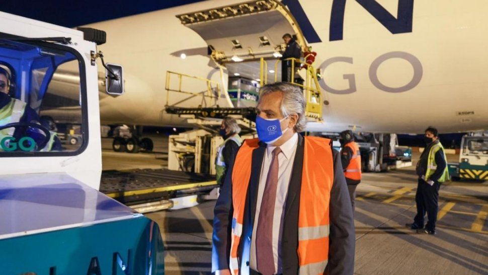 Alberto Fernández recibió en Ezeiza el vuelo con las vacunas de AstraZeneca. /Foto: Presidencia