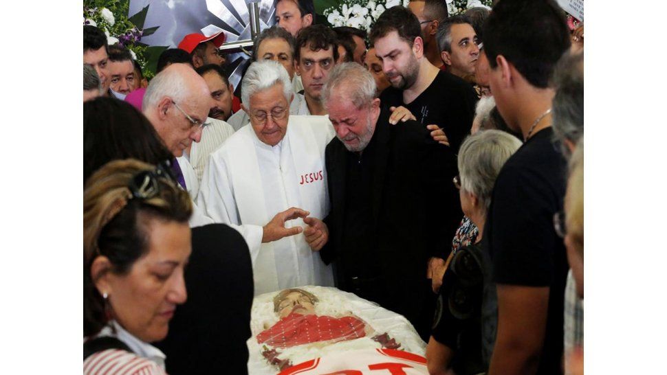 Lula despidiendo a su mujer