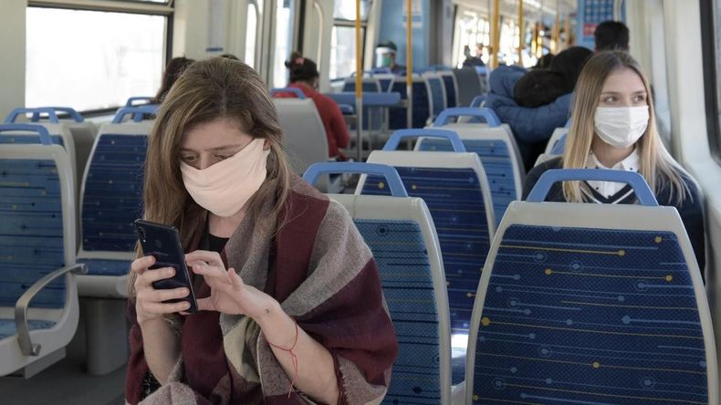 El Ministerio de&nbsp;Salud renovó las recomendaciones sobre el uso de barbijos en lugares cerrados y transporte público.&nbsp;