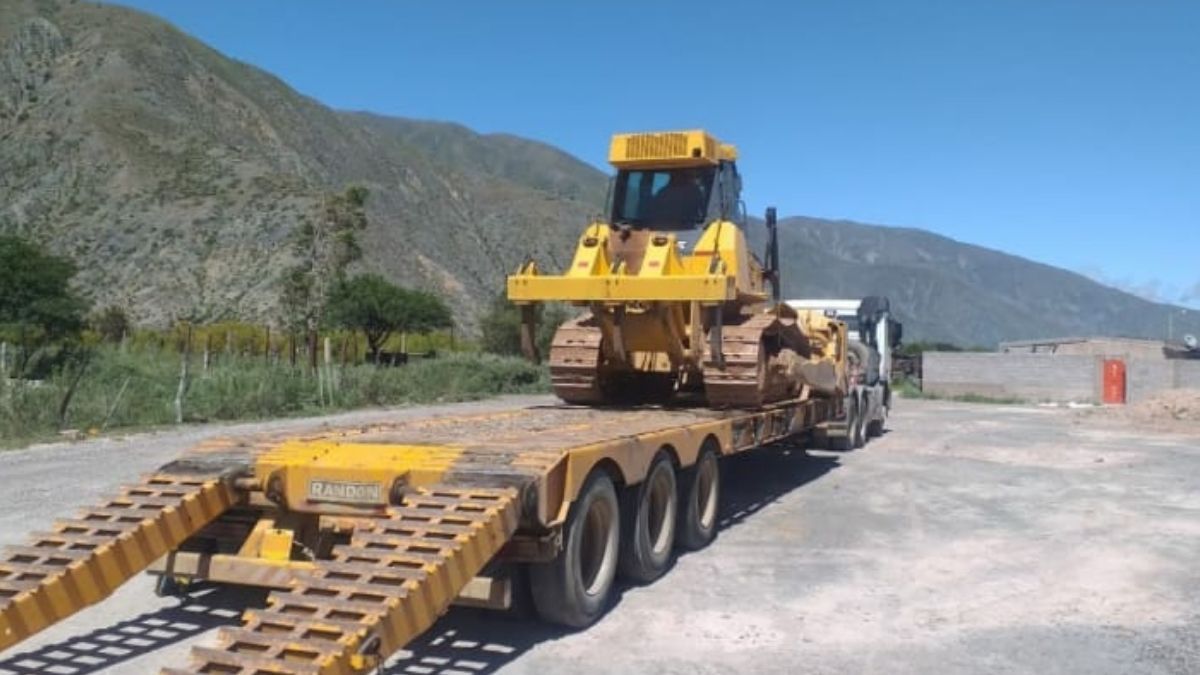 Maquinarias trabajan para habilitar el camino a Punta Corral.