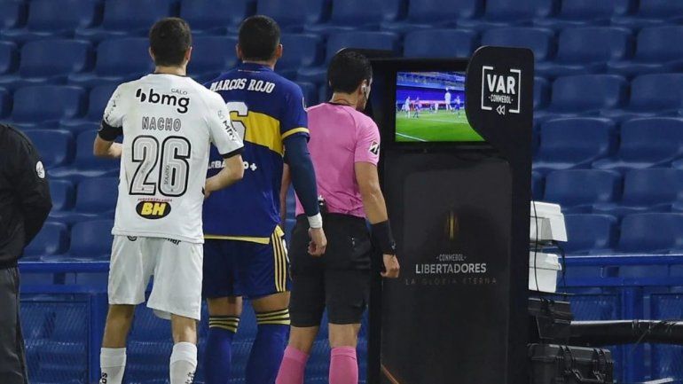 Marcos Rojo y el árbitro Esteban Ostojich observan el VAR que anuló el polémico gol. /Foto: Reuters