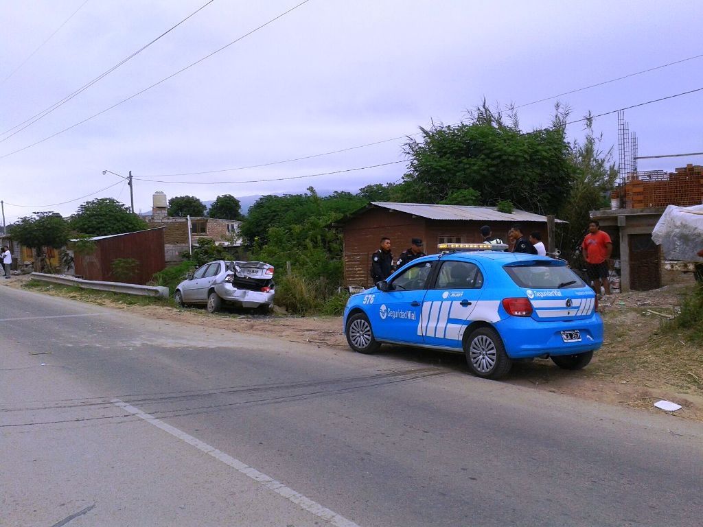 Casi cae a una zanja