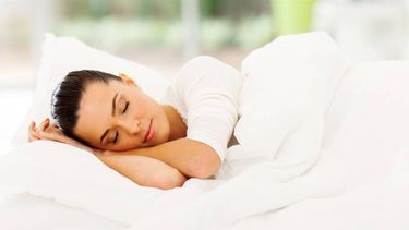 Los grandes beneficios de dormir de costado.&nbsp;