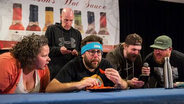 Prueba extrema de picante: comió 25 Carolina Reaper en poco más de tres minutos y es récord.