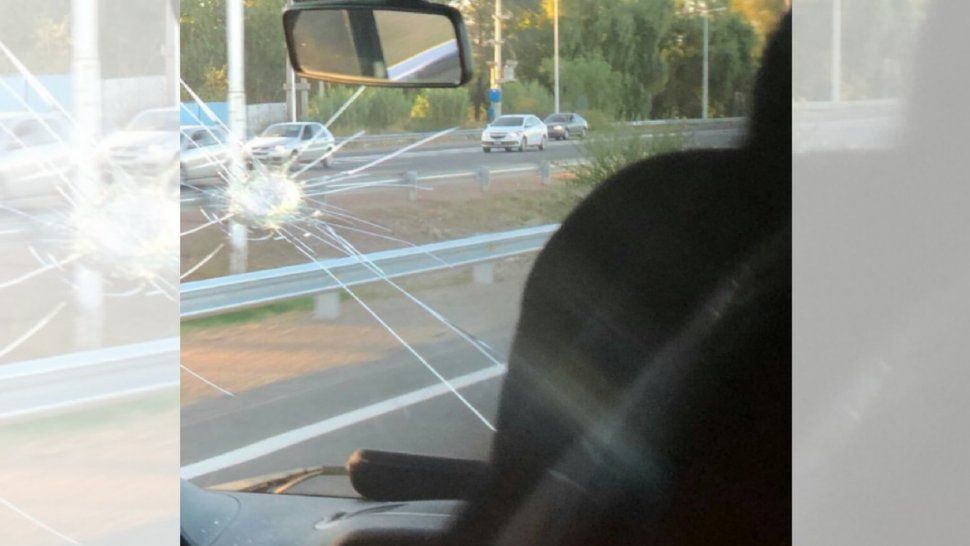 incidentes: apedrearon a la delegacion de boca en la llegada al estadio