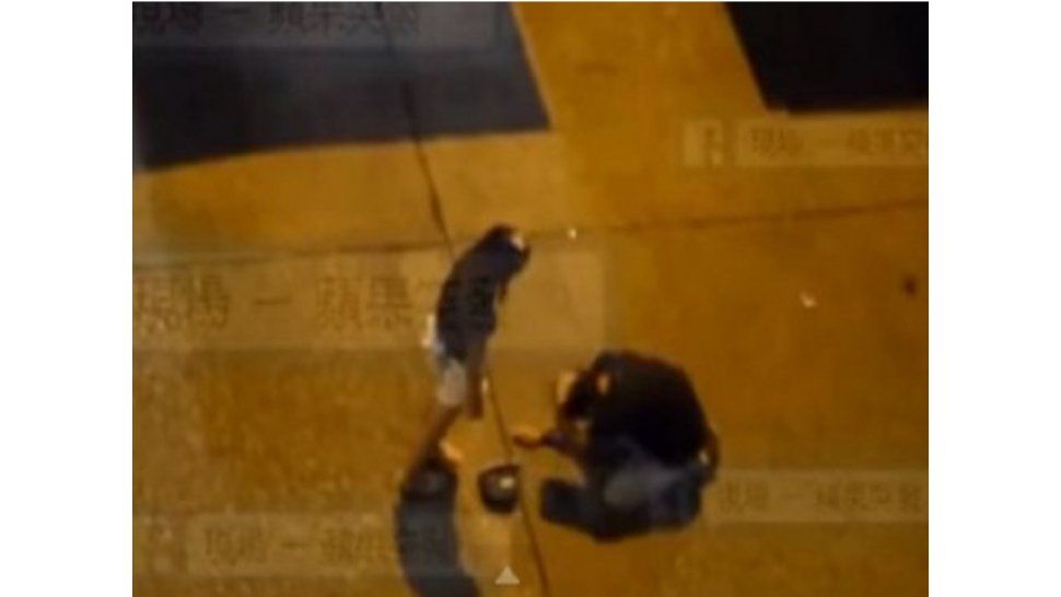 Una mujer le pega patadas a su novio