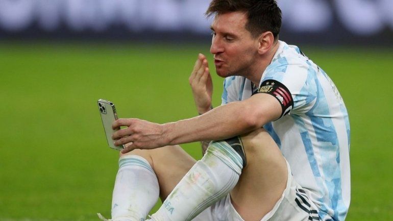 Messi habla con su familia desde el césped del Maracaná. Ya era campeón de la Copa América. /Foto: Reuters