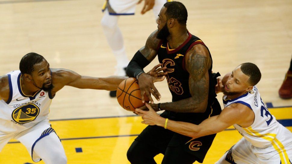 Golden State aprovechó los errores y pegó primero contra Cleveland
