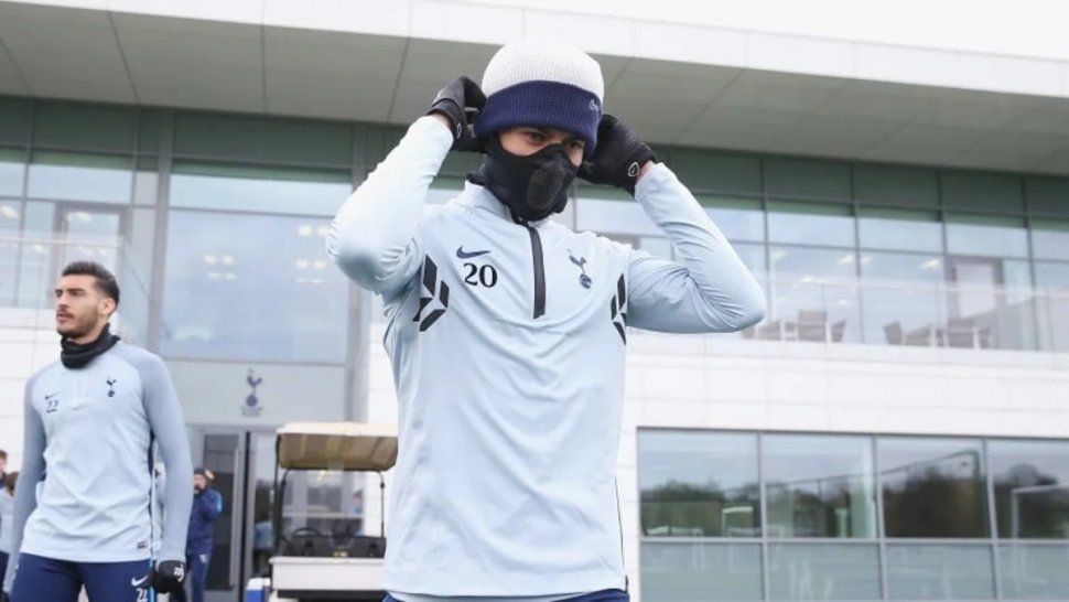 Cómo son las máscaras especiales que se usarán en el fútbol inglés