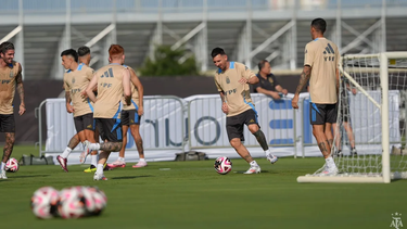 Argentina vs Ecuador: Messi comenzaría en el banco de suplentes