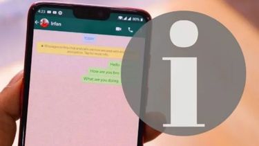 WhatsApp agregó una nueva funcionalidad en el chat: la i significa que se han activado los mensajes temporales.