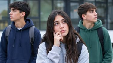 El 52% de los adolescentes en Argentina no proyecta su futuro laboral (Foto generado con IA)