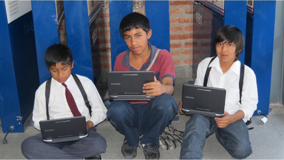 Estudiantes con su net