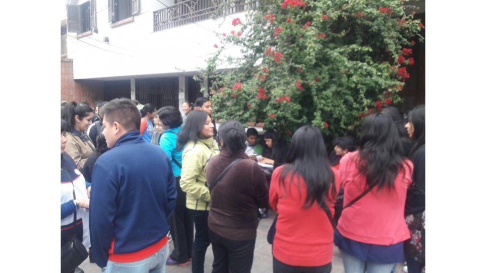 Docentes piden cobrar