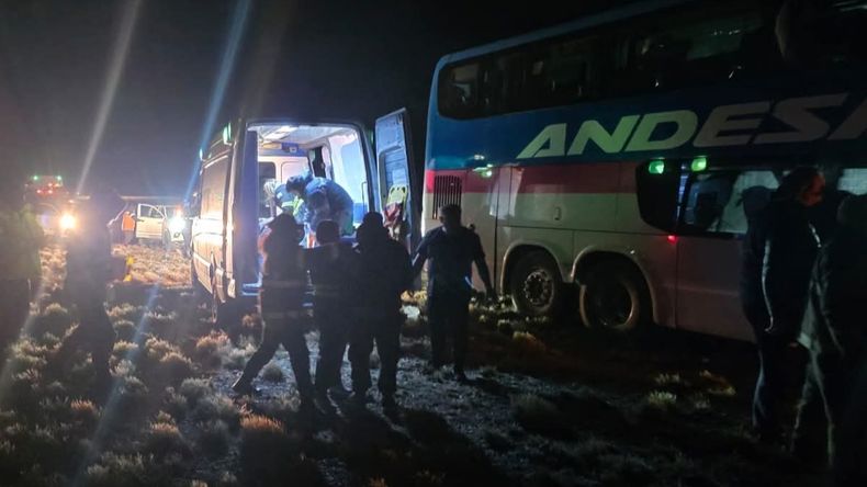 El colectivo chocó con un camión.
