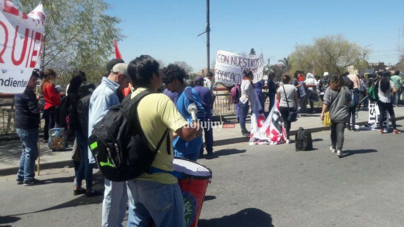 Agrupaciones universitarias continúan con el reclamo: cortaron el puente Lavalle
