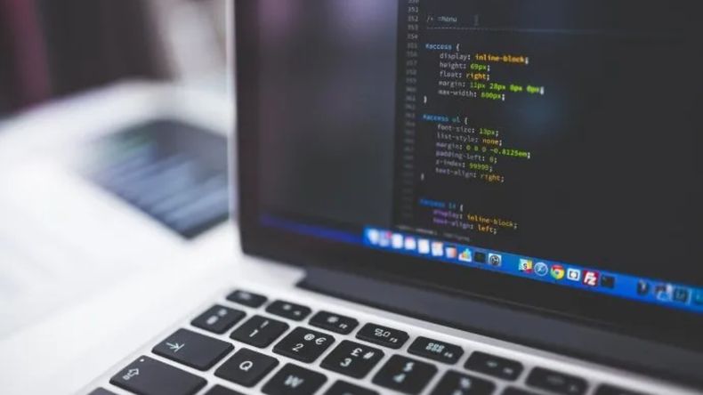 Mediante un sistema colaborativo de educación online, desarrollado por la propia empresa, quienes se capaciten integran una red de cooperación única en el mundo.