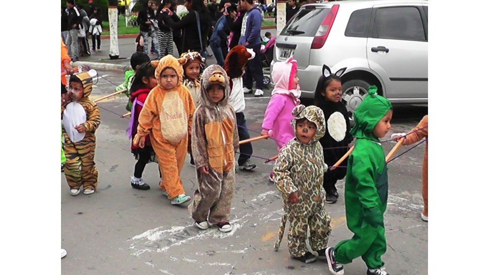 Desfile en la plaza carmense