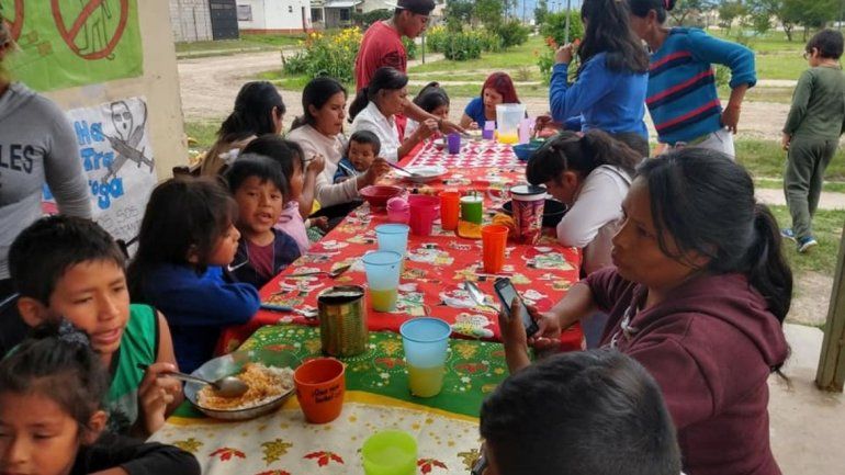 Una mesa familiar donde los recibe cada día. 
