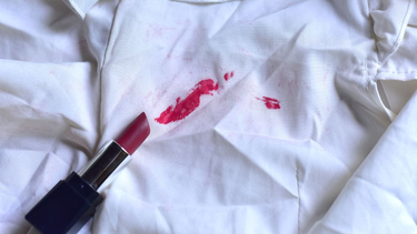 Los mejores trucos de la abuela para sacar manchas de maquillaje.&nbsp;