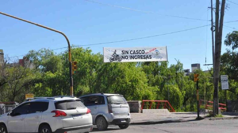 Desde el lunes los motociclistas sin casco no podrán cruzar los puentes
