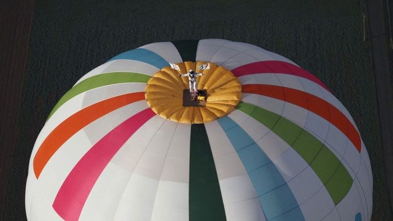 Remi Ouvrard rompe el récord mundial por estar parado sobre un globo aerostático&nbsp;