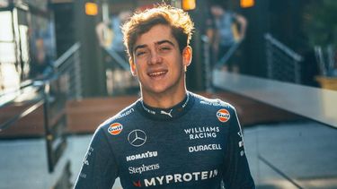 El argentino realizó el “track walk” habitual por el trazado de Yas Marina acompañado por su ingeniero Gaetan Jego.