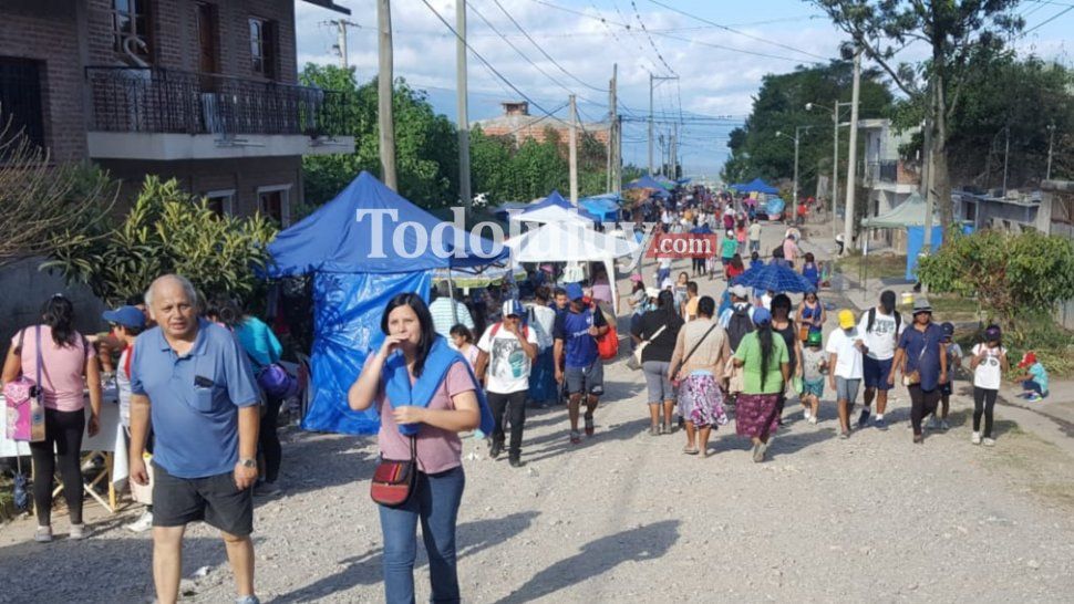 Cientos de jujeños peregrinaron hasta el Cerro de la Cruz. Mirá el video