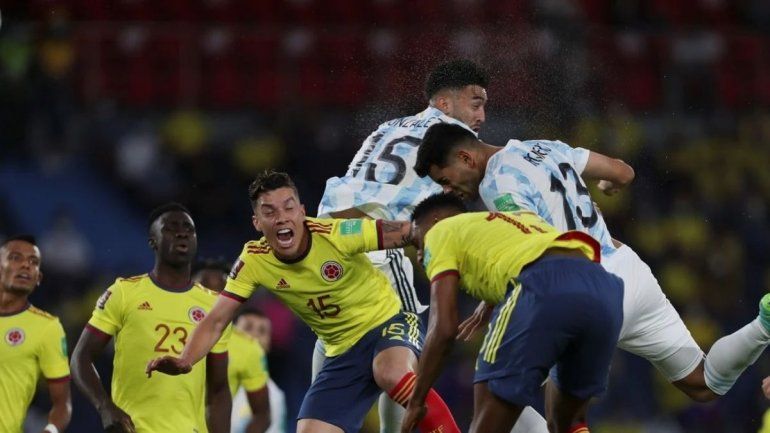 El cabezazo de Romero que puso el 1-0 para la Selección Argentina. (AP Photo/Fernando Vergara)