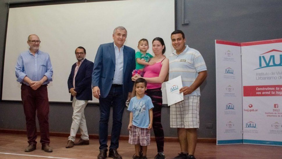 el gobernador entrego mas de 350 adjudicaciones de viviendas en el barrio tupac amaru