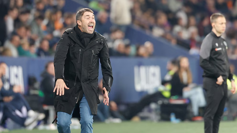 Coudet durante la última derrota del Alavés, este viernes ante Levante (EFE/Ana Escobar)